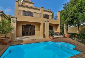 Studio apartment near Monte Casino has Balcony rooms