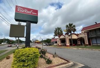 HomeTowne Studios by Red Roof Montgomery - Midtown allows 18 year olds to book a room