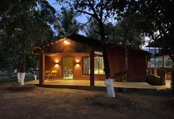 The Mango Woods Cottage with Bathtub in Alibag with Swimming Pool has Balcony rooms