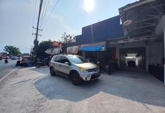 OYO 93962 Jm Guest House allows 18 year olds to book a room