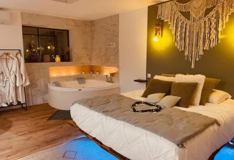 L Apesanteur allows 18 year olds to book a room