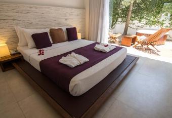 Serena Buzios has rooms with a private hot tub