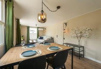 Tuinfluiter - Lodge 49 has Balcony rooms