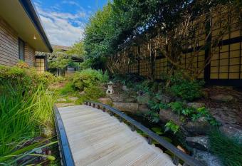 Tranquil Japanese-Gardens Retreat has Balcony rooms