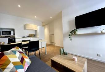 Superbe appartement 2P climatis   - Plages    pieds has Balcony rooms