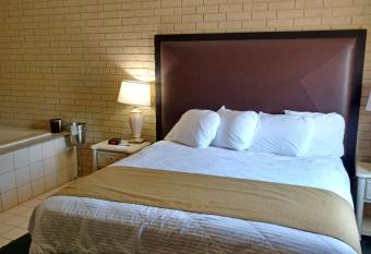 Americas Best Value Inn Webster City has rooms with a private hot tub