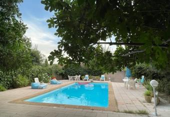 2 PIECES TERRASSE ET PISCINE PRIVATIVES DANS MAISON TRADITIONNELLE has Balcony rooms