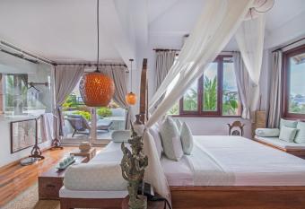 Mane Boutique Hotel & Spa has rooms with a private hot tub