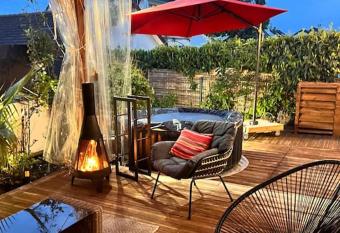 Maison luxueuse - 15 mins de paris has Balcony rooms