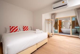 Horange Phuket Town has rooms with a private hot tub