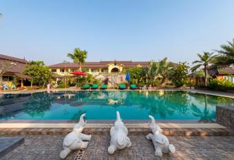 Park & Pool Resort has Balcony rooms