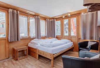 Studio dans le plus beau village de Suisse has Balcony rooms