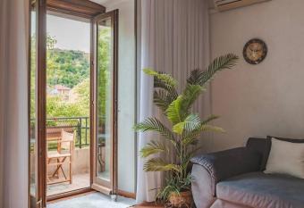 La Casa degli Sposi con garage allows 18 year olds to book a room