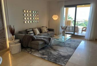 Precioso nuevo Apartamento con bonitas vistas allows 18 year olds to book a room