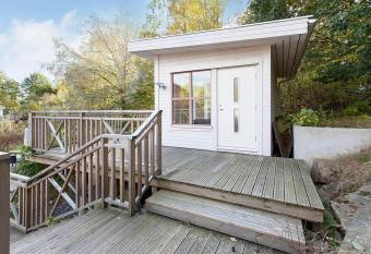 G  sthus S  r   allows 18 year olds to book a room