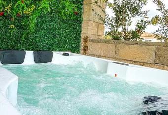 Appartement jacuzzi priv  , plages    pieds has rooms with a private hot tub