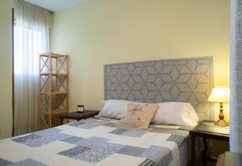 Habitaci  n doble con ba  o compartido en Benalmadena allows 18 year olds to book a room