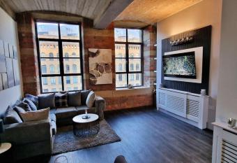 Modern 1 Bed Apartment With Secure Gated Parking allows 18 year olds to book a room