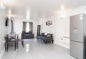 2 bed 2 bath city centre sleep 7 has Balcony rooms