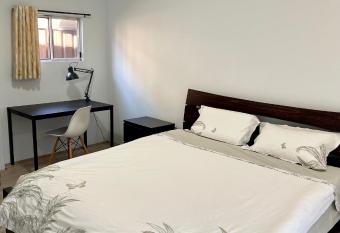 SPACIOUS KING SIZE ROOM Ryde/Marsfield/MQ Park/ has Balcony rooms