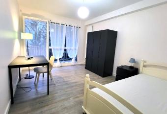 Studio centre-ville    5 kms des portes de Paris has Balcony rooms