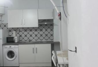 APARTAMENTOS PLATEROS allows 18 year olds to book a room