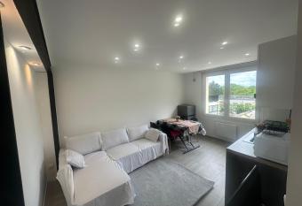 RDC Calme, accessible et reposant has Balcony rooms