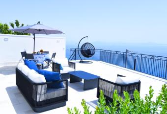 B&B BLUE VIEW has Balcony rooms