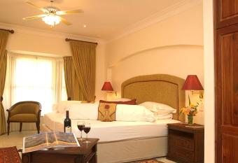 Altes Landhaus Country Lodge has rooms with a private hot tub