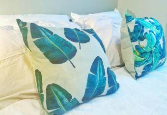 Spacious Stylish Private 2-Bedroom Home allows 18 year olds to book a room