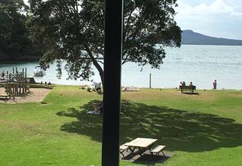 Beachside Bliss Castor Bay - Holiday by the Beach has rooms with a private hot tub