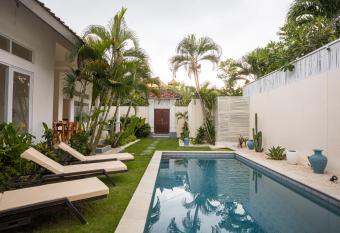 Villa Leo has rooms with a private hot tub