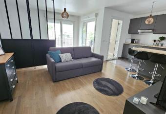 Charmant studio    15 min de Paris has Balcony rooms