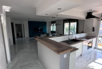 Appartement climatis   dans maison has Balcony rooms