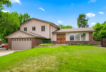 Large Home, 2 Living Rooms, Great for Family/Pets! allows 18 year olds to book a room