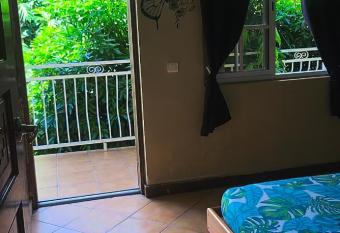 Chambre chez l habitant, faaa proche a  roport has Balcony rooms