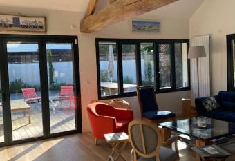 Location maison Versailles piscine -5 chambres has Balcony rooms