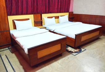 Karachi Motel Guest House allows 18 year olds to book a room