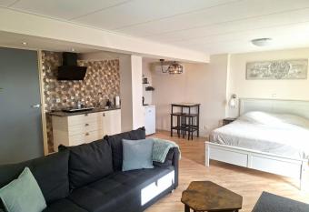  T Vermetje allows 18 year olds to book a room