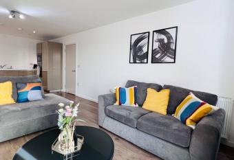 Flat in Wembley has Balcony rooms