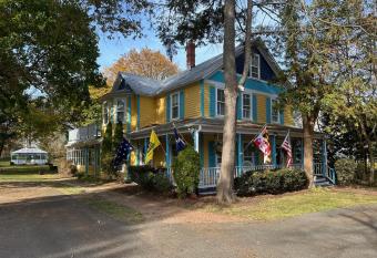 Inn on Fox Meadow - Spacious Victorian Inn has Balcony rooms