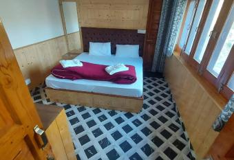 Seven heaven has Balcony rooms