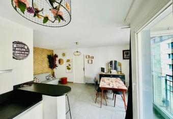 Appartement 4 pers    5 min de Paris has Balcony rooms