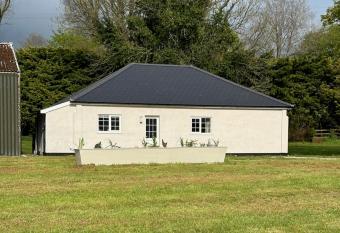 The Jockey s Lodge @ Danebury allows 18 year olds to book a room