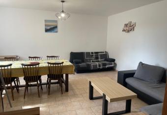 La Maison des vendangeurs has Balcony rooms