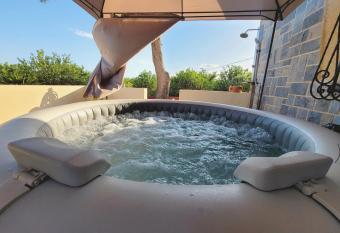 Casa Verna Jacuzzi exterior y barbacoa has rooms with a private hot tub