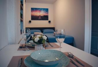 Studio Apartment FortyOne has Balcony rooms