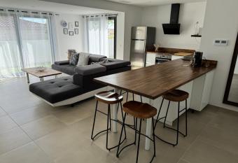 Villa Gabrielle 6 pers Martigues has rooms with a private hot tub