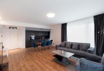 Dreamy Haven I 2 BR apartment near Cambridge School has Balcony rooms