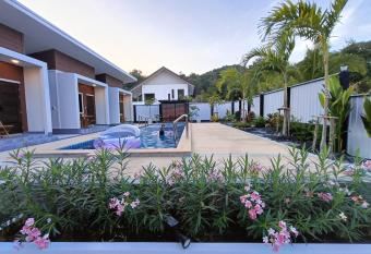 Hello Montri has Balcony rooms